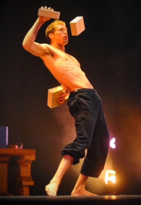 picture of Eric Btes, one of the best cigar box jugglers in the world