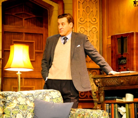 Nick Barclay as Giles