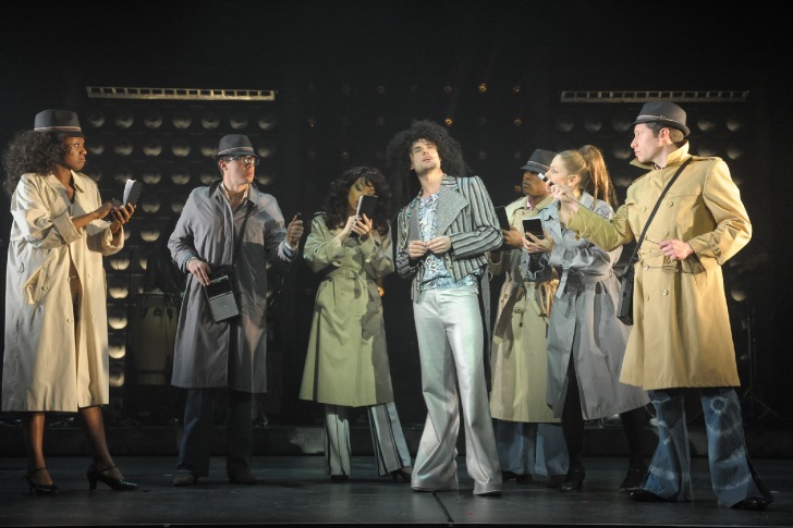 Hold the front stage: Warren Sollars surrounded by the dancing news reporters in their obligatory trilbies and trenchcoats, circa 1950