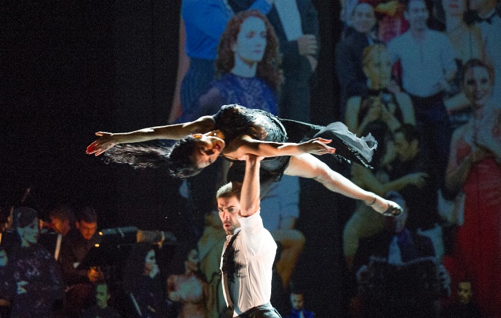 a pair f dancers from Milona